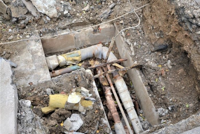 Ilustračný obrázok k článku Hrdzavé potrubie sa opäť pripomenulo. Mesto bojuje s haváriami a únikmi vody