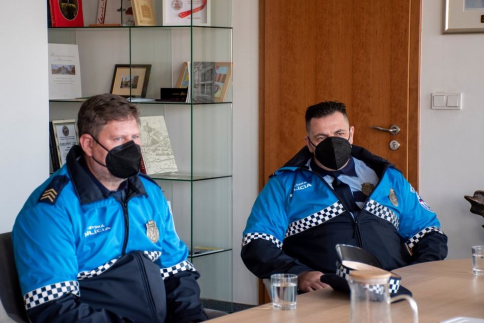 Ilustračný obrázok k článku Mladé dievča takmer skočilo z mosta: Tragédii zabránili mestskí policajti z Nitry