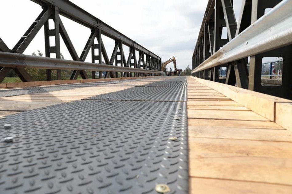 Ilustračný obrázok k článku Poškodený most ľuďom poriadne skomplikoval život, FOTO