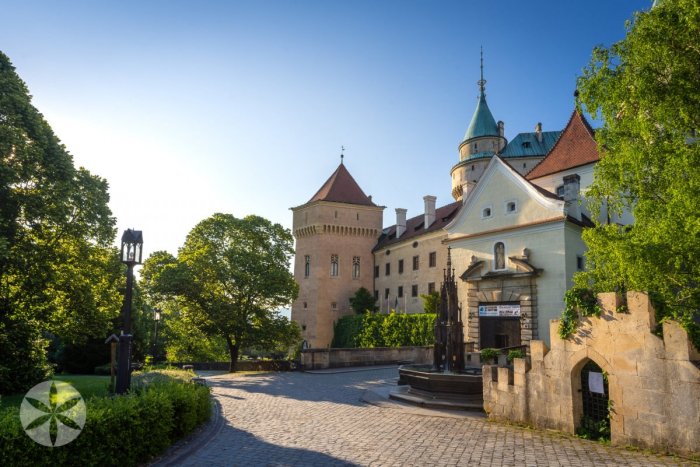 Ilustračný obrázok k článku Zažite nevšedné prehliadky v Bojnickom zámku: Zísť môžete aj do hrobky