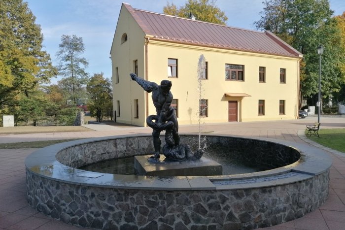 Ilustračný obrázok k článku Malý kaštiel v Snine je hotový. V parku vzniklo aj jazierko, FOTO