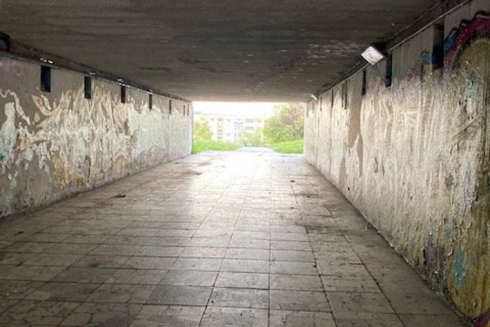 Ilustračný obrázok k článku Hororové chvíle v popradskom podchode: Mladíka tu ozbíjala trojica tínedžerov!