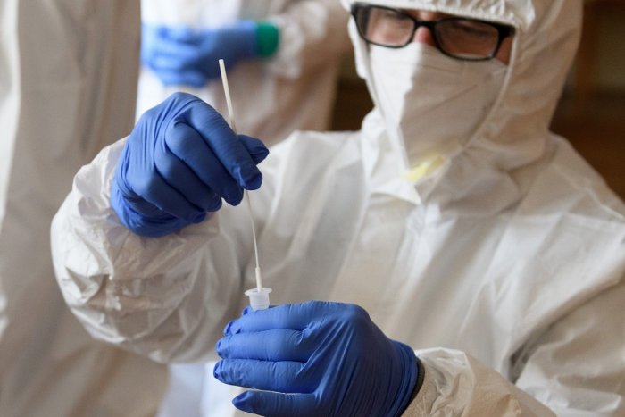 Ilustračný obrázok k článku Pozitívnych v Banskobystrickom kraji rapídne pribudlo: Trojciferný prírastok majú až 4 okresy