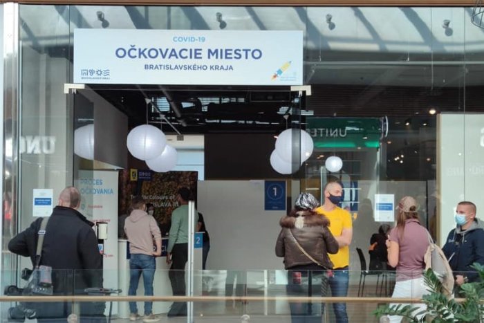 Ilustračný obrázok k článku Očkovanie v obchodnom centre: Aký je záujem o pichnutie vakcíny popri nákupoch?