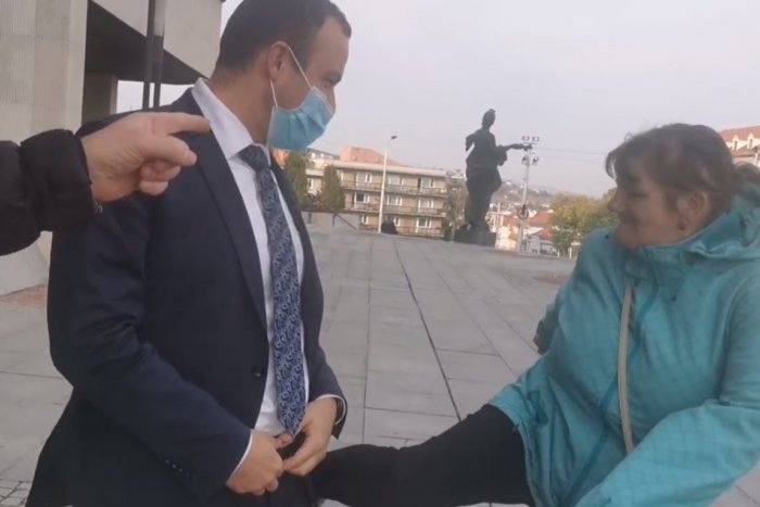 Ilustračný obrázok k článku Občiansky tribunál si ODCHYTIL poslancov: Jednému sa ušiel KOPANEC a pľuvance, VIDEO