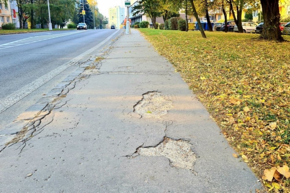 Ilustračný obrázok k článku Koniec výtlkom! V Topoľčanoch opravia frekventovaný chodník, FOTO