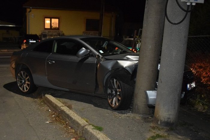 Ilustračný obrázok k článku Naháňačka v Lučenci: Polícii unikal vodič, skončilo to nárazom do stĺpa, FOTO