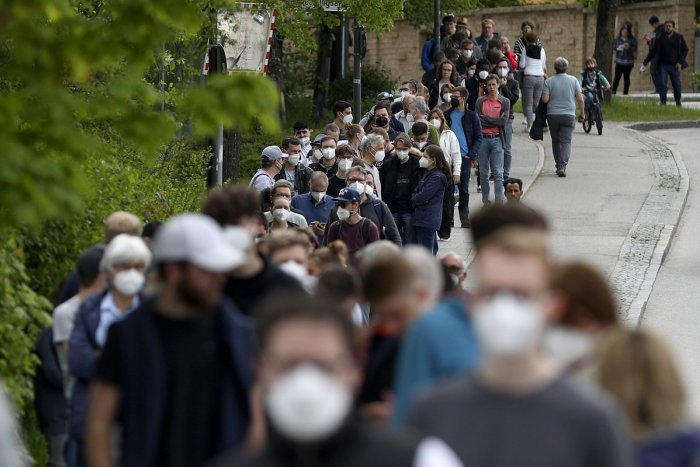 Ilustračný obrázok k článku Reštaurácie a terasy sa ZATVORIA aj pre očkovaných: Topoľčany budú ČIERNY okres