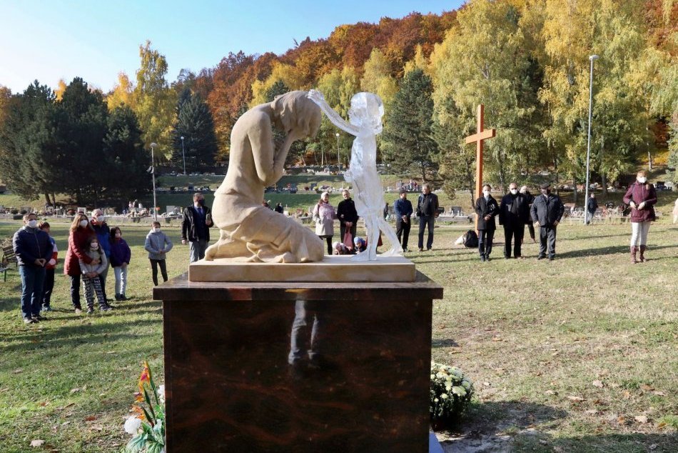 Ilustračný obrázok k článku Krásne i smutné: Na bystrickom cintoríne vyrástlo pietne miesto pre nenarodené deti, FOTO