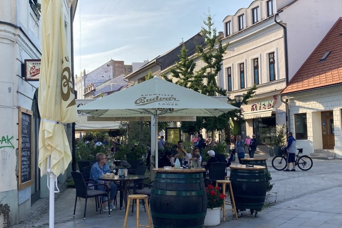 Ilustračný obrázok k článku Nádej pre gastrosektor? V Nitre by mohli vonkajšie terasy fungovať celý rok