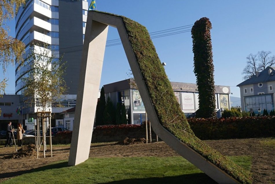 Ilustračný obrázok k článku FOTO a VIDEO: Pri bývalej Súkenke vyrástol pamätník švédskemu architektovi Swenssonovi