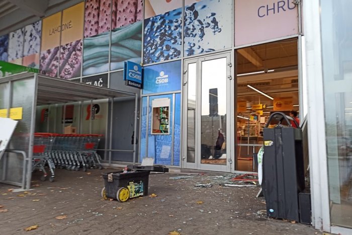 Ilustračný obrázok k článku Klokočinou otriasol VÝBUCH: Neznámi páchatelia sa pokúsili vylúpiť bankomat