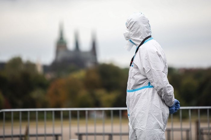 Ilustračný obrázok k článku Cestujete do Česka? Ak nie ste zaočkovaní, potrebujete PCR testy aj respirátor