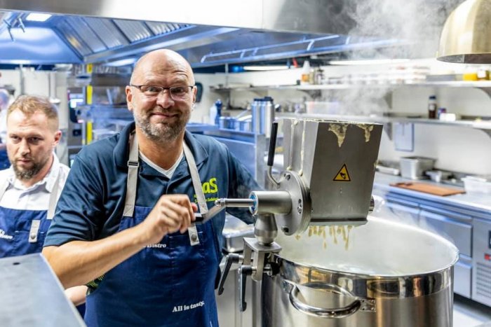 Ilustračný obrázok k článku Sulík pod paľbou kritiky za slovenské MENU a pavilón v Dubaji: Naložil mu aj známy vinár!