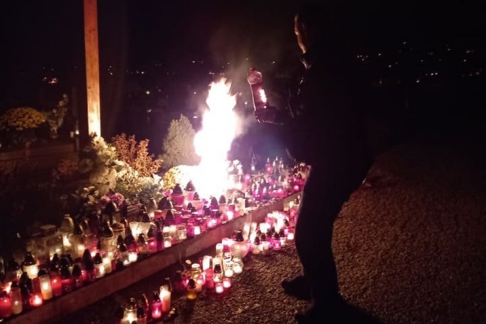 Ilustračný obrázok k článku Mestskí policajti sa blysli v úlohe hasičov: Poradili si s požiarom na cintoríne, FOTO