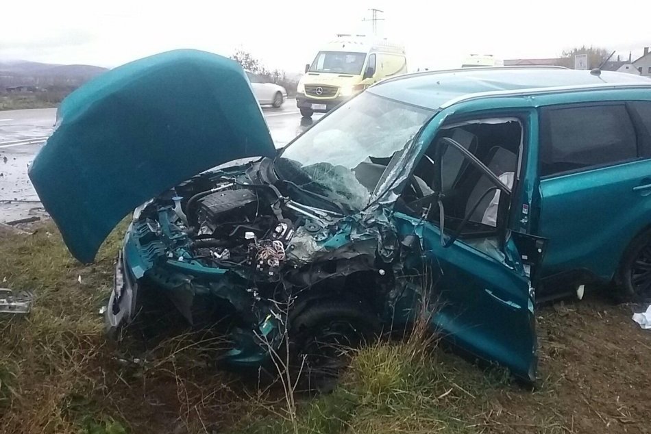 Ilustračný obrázok k článku Pri nehode neďaleko Trenčína sa zranili traja ľudia: FOTO priamo z miesta