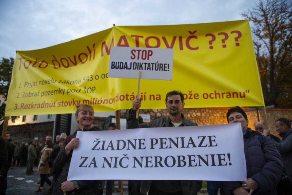 Ilustračný obrázok k článku Desiatky ľudí sa zišli pred parlamentom: Protestovali proti reforme národných parkov