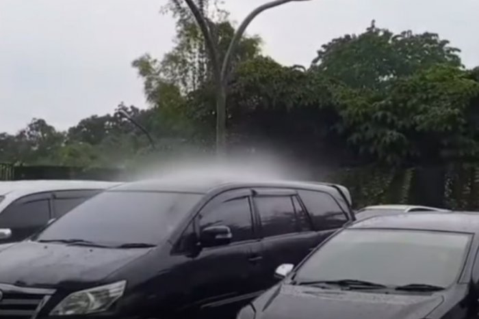 Ilustračný obrázok k článku Dážď mal zasiahnuť len JEDNO auto: Vzácny úkaz alebo Slováci naleteli hoaxu? VIDEO