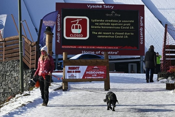 Ilustračný obrázok k článku Strieľame si do vlastnej nohy: Automat NEZVÝHODŇUJE očkovaných, ohrozuje zimnú sezónu