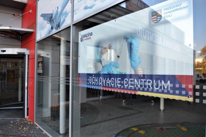 Ilustračný obrázok k článku Očkovanie bez objednania v Humennom pokračuje. Zdravotníci prídu do obchodného centra
