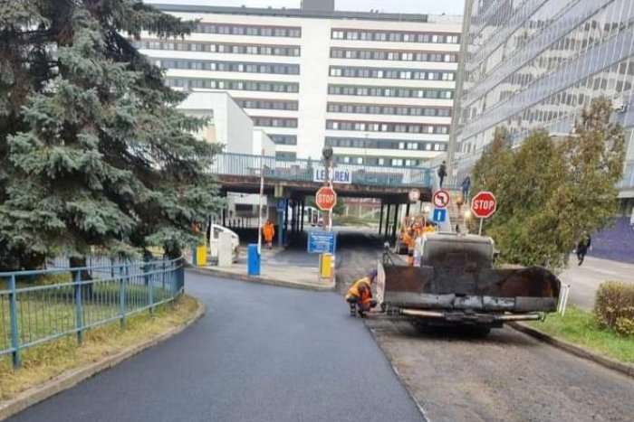 Ilustračný obrázok k článku V novej nemocnici opäť zaparkujete. Opravy ďalších ciest pokračujú