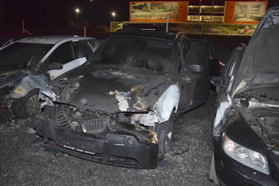 Ilustračný obrázok k článku POŽIAR piatich áut zalarmoval hasičov aj polícajtov: Plameňmi bola ohrozená aj budova