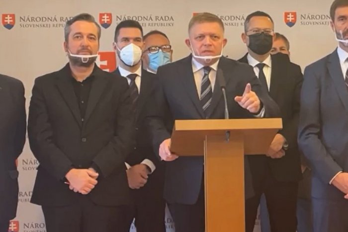 Ilustračný obrázok k článku Fico na plné ústa: Zoberte Sulíkovi už tie drogy! Jeho dcéra je v Dubaji na výlete za štátne