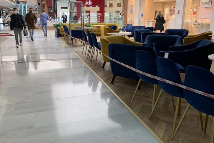 Ilustračný obrázok k článku Konzílium navrhuje povinné testy do práce, OBMEDZENIE pohybu neočkovaných i OTVÁRACÍCH hodín