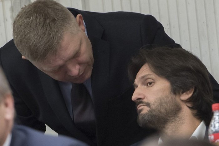 Ilustračný obrázok k článku Kaliňák a Fico s priateľkou si mali užívať víkend v Abú Zabí: Platil vraj exminister vnútra