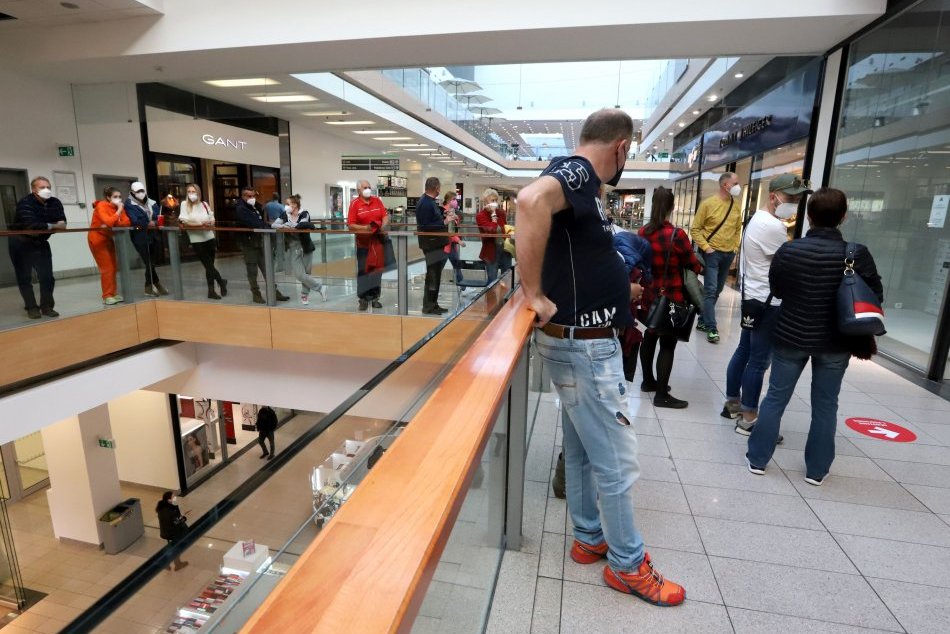 Ilustračný obrázok k článku KRUTÉ pre neočkovaných: TEST do práce, ZÁKAZ vstupu do obchoďákov aj v Trenčíne!