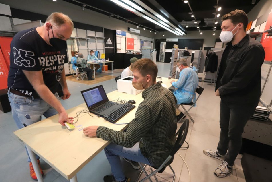 Ilustračný obrázok k článku K vakcíne sa dostanete ešte ľahšie: V bystrickom nákupnom centre pridali očkovací deň