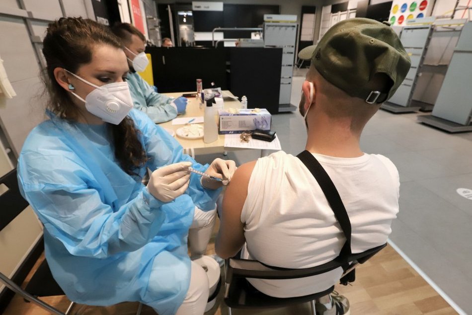 Ilustračný obrázok k článku Očkovanie v bystrickom nákupnom centre bude pokračovať: KOĽKO ľudí tam už dostalo vakcínu?