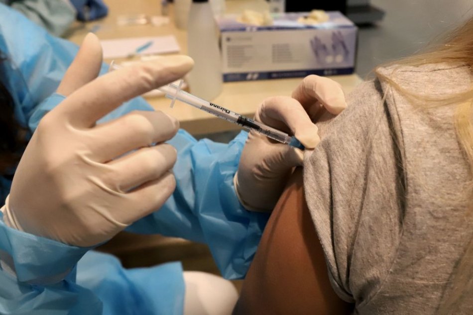 Ilustračný obrázok k článku Ministerstvo pripravuje spustenie očkovania adaptovanou vakcínou proti ochoreniu COVID-19