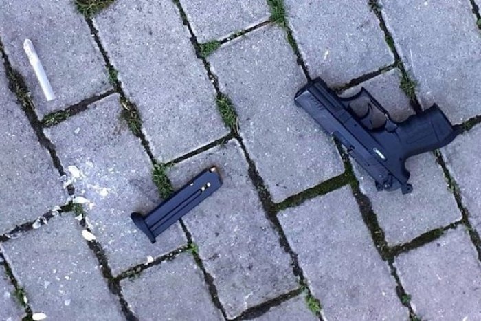 Ilustračný obrázok k článku Hrôza na strednej škole: Našli v nej DVOCH mŕtvych mužov a strelnú zbraň!