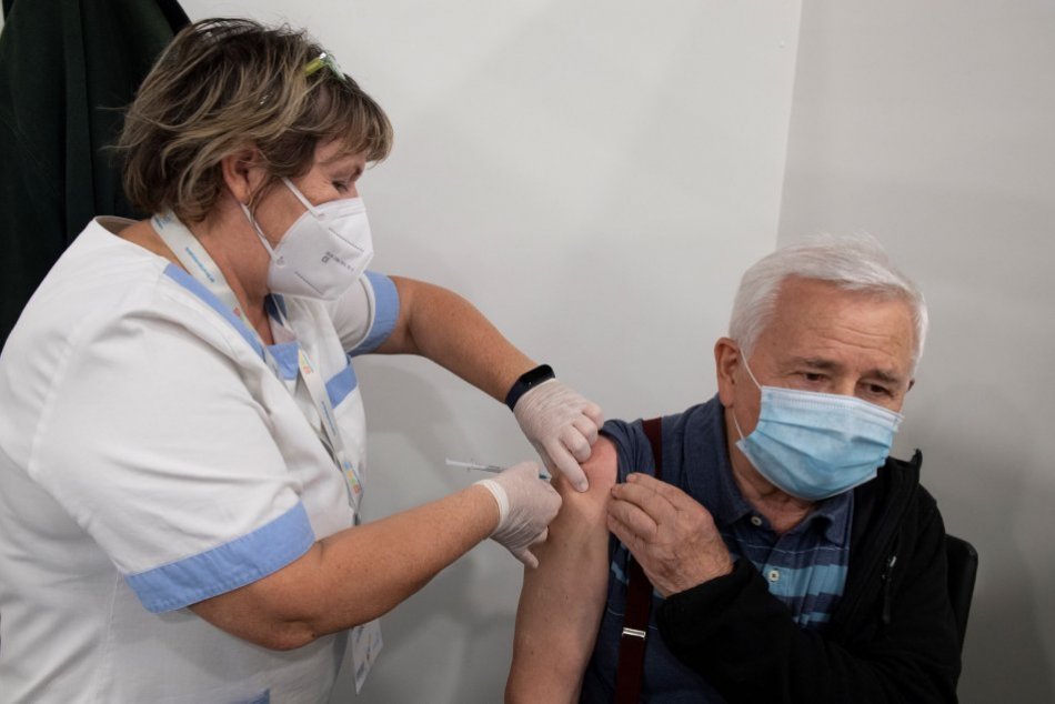 Ilustračný obrázok k článku O TRETIU dávky vakcíny je záujem: Žiada o ňu vyše 200-tisíc ľudí: KOĽKO ju už dostalo?