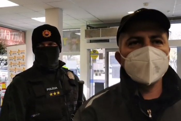 Ilustračný obrázok k článku Dvoch ANTIRÚŠKAROV z Piešťan čaká súd: Ďalší antivaxeri úradovali aj dnes. Prišla aj polícia!