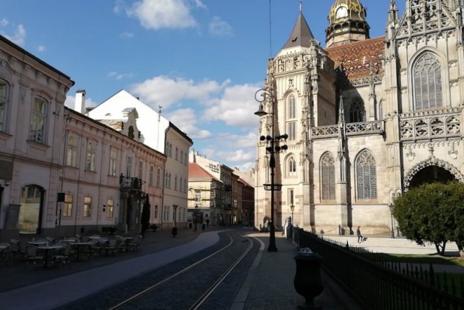 Ilustračný obrázok k článku Podniky v Košiciach na Hlavnej ulici počas bordového týždňa, FOTO