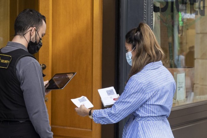 Ilustračný obrázok k článku Môžu od vás v reštaurácii žiadať COVID pass? Argumenty sú zbytočné, je to legitímne