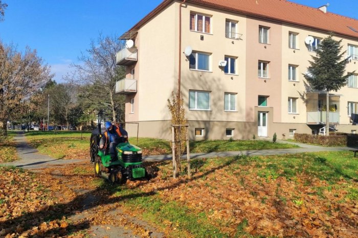 Ilustračný obrázok k článku Čo má radnica za lubom? Hoci je november, do ulíc Prešova vyrazili kosačky, FOTO