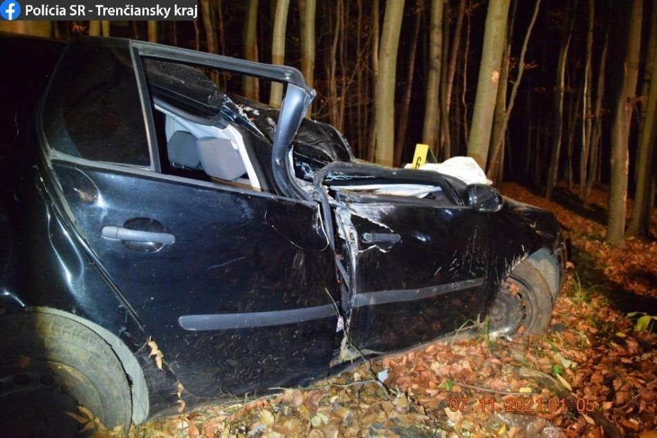 Ilustračný obrázok k článku Opitý vodič narazil do bukov a prevrátil auto: Spolujazdec bojuje o život, FOTO