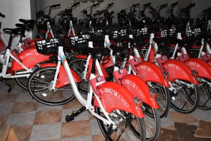 Ilustračný obrázok k článku Zdieľané bicykle odviezli na zimný spánok. Do ulíc sa vrátia na jar