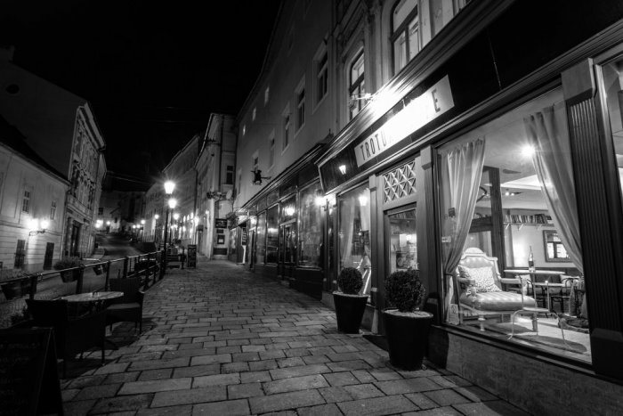 Ilustračný obrázok k článku Nová COVID mapa: Po Žiari prechádzajú do čiernej aj Žarnovica a Banská Štiavnica