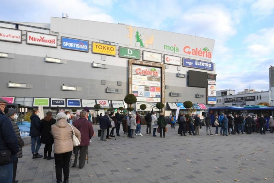 Ilustračný obrázok k článku Pred očkovacím autobusom sa tvorili rady. Zaočkovať sa prišlo takmer 200 ľudí, FOTO