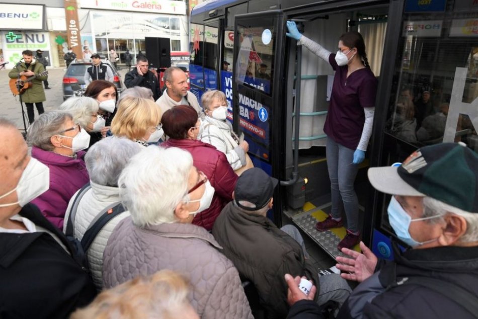 Ilustračný obrázok k článku Aj OČKOVANÍ ležia v nemocniciach: Na Slovensku takto stúpol počet covid OBETÍ