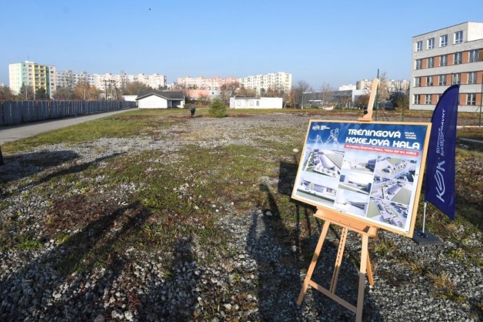 Pozemok, na ktorom vyrastie krajská hokejová hala