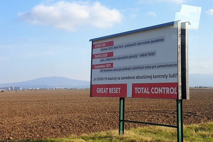 Ilustračný obrázok k článku Konšpirácie o covide dorazili aj na bilbordy: KONTROVERZNÝ pútač čerpá z biblie! FOTO
