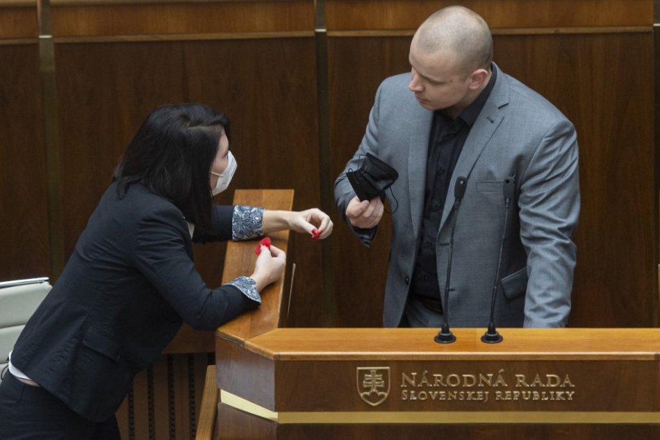 Ilustračný obrázok k článku Mazurek sa opäť nevedel zmestiť do kože: Umlčal ho až vypnutý mikrofón, FOTO