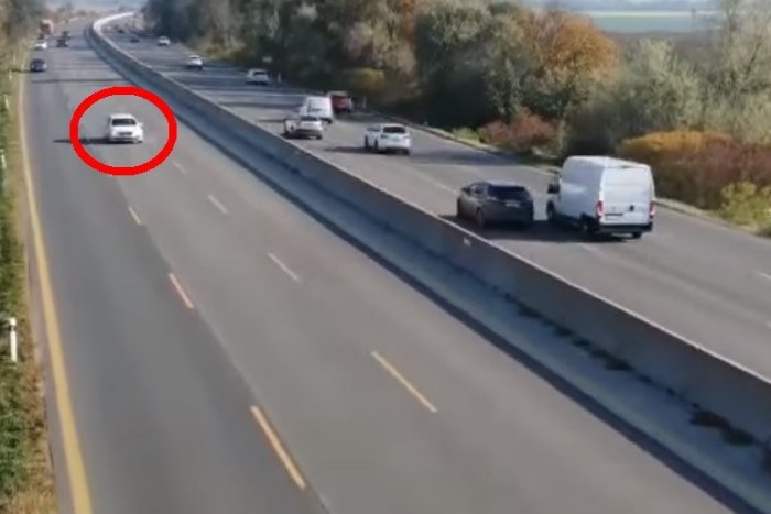 Ilustračný obrázok k článku Šoféri, jazdou v strednom pruhu PORUŠUJETE zákon: Policajti udeľujú POKUTY!