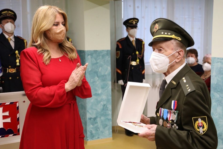 Ilustračný obrázok k článku Zuzana Čaputová navštívila Trenčín: Vyznamenala vojnového veterána, FOTO