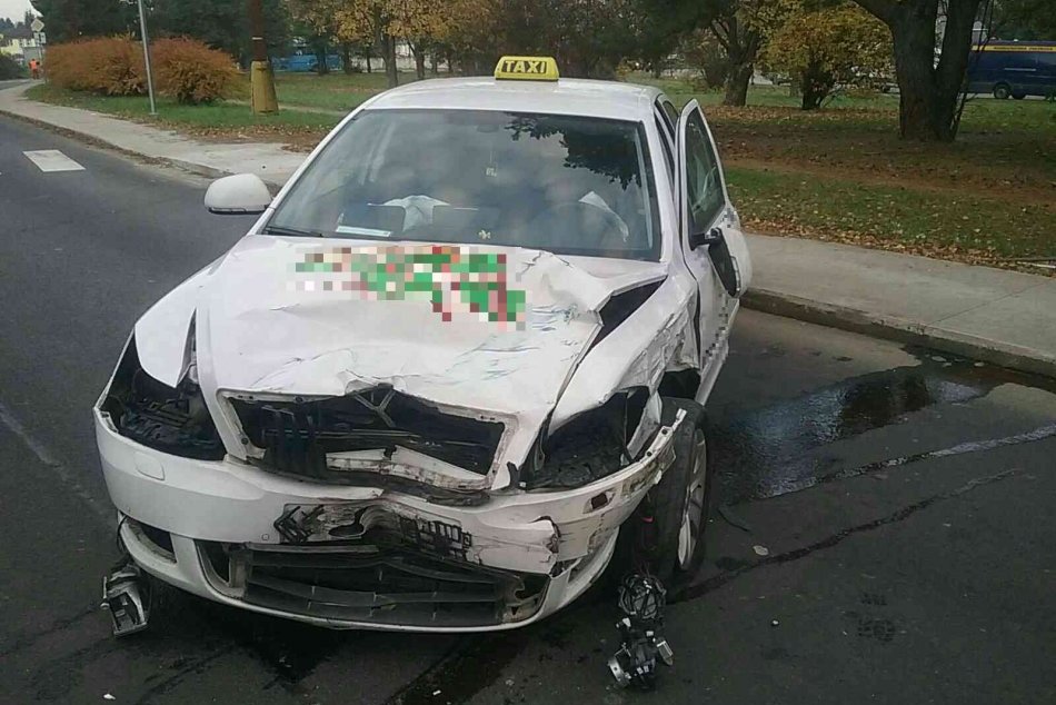 Ilustračný obrázok k článku Zrážka dvoch dodávok s TAXÍKOM: Po nehode zraneného odviezli do nemocnice, FOTO